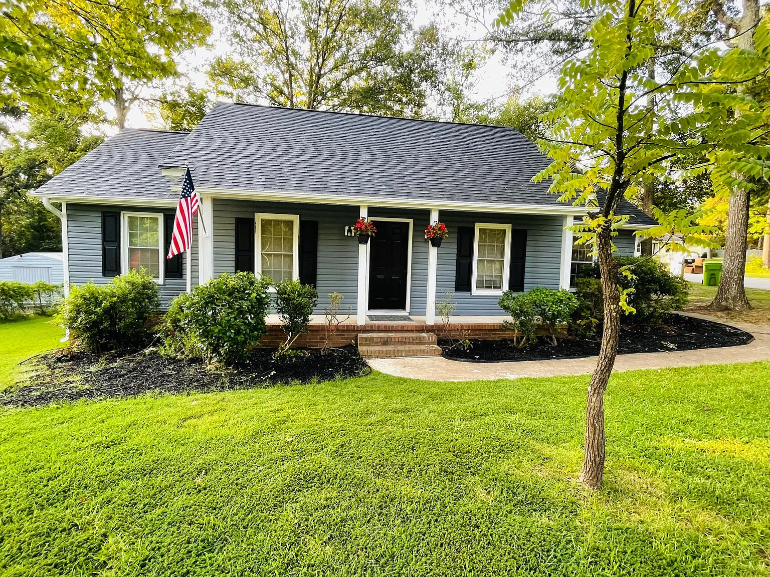 135 Little Hampton Dr — Photo 3