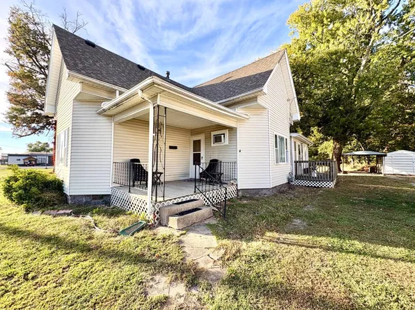 624 W North Ave, Flora, IL 62839