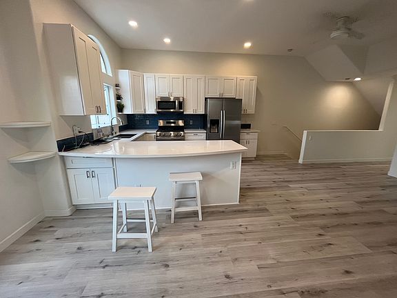 3rd image of 938 Agate St