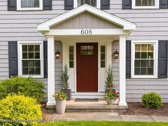 3rd image of 608 Camelot Dr