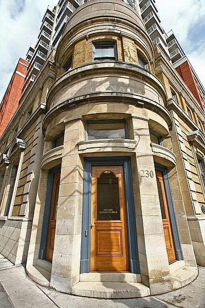 230 King St E — Photo 2
