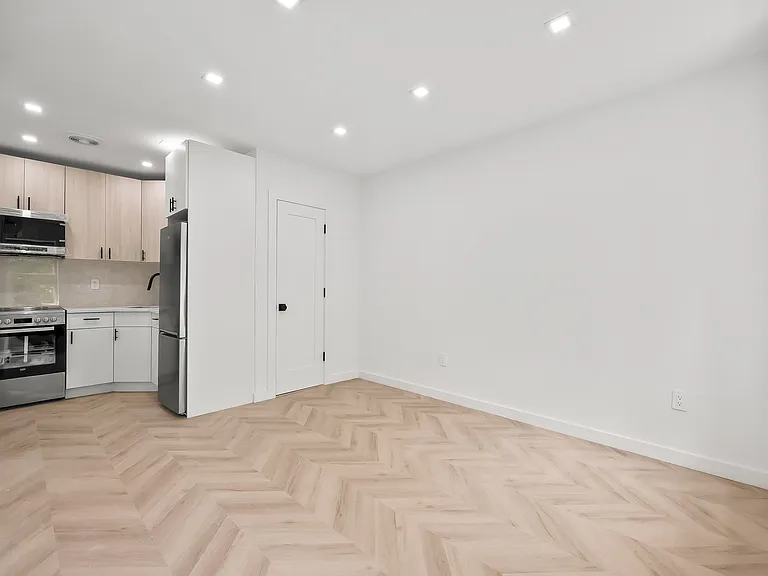 105 Gates Ave #7 — Photo 4
