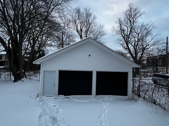 5th image of 939 Webb St