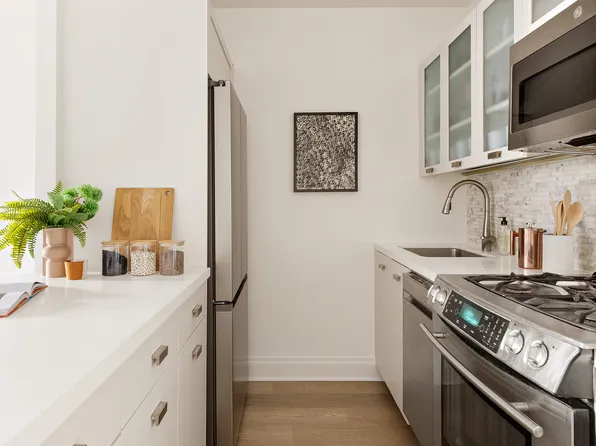 212 East 47th Street image 4 of 9