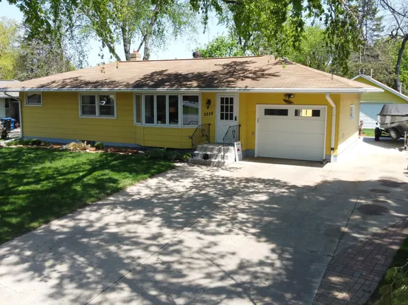 2828 Matilda St, Roseville, MN 55113
