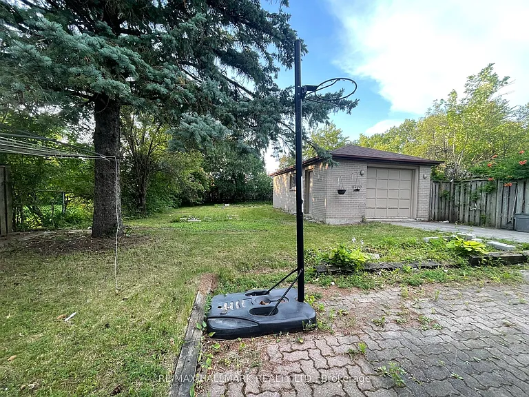 116 Cartier Cres #MAIN FLOOR — Photo 20