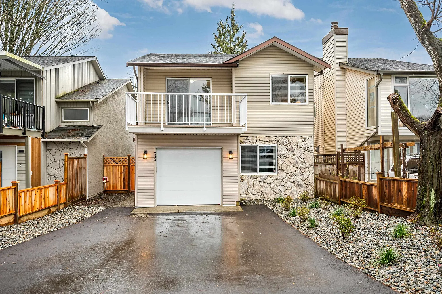 250 Davis Cres photo 1