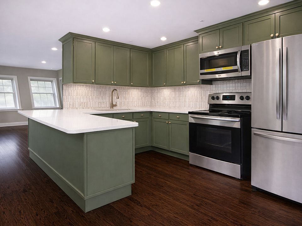 Kitchen with brand new appliances and a large peninsula.