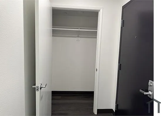 1 bed, 560 sqft, $2,206 — Photo 3