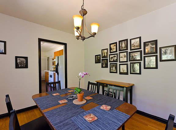 Dining room with vintage Hollywood photos.