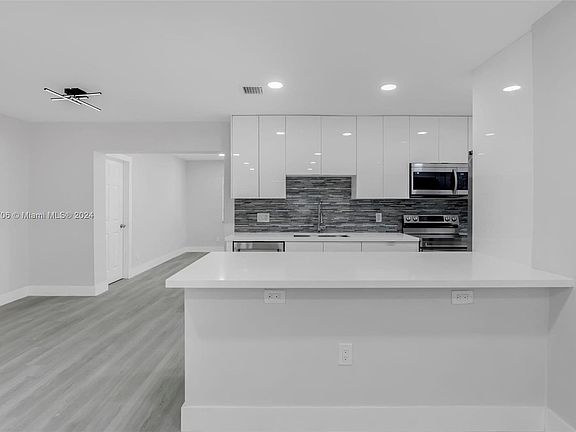 4th image of 1461 NW 32nd Ave