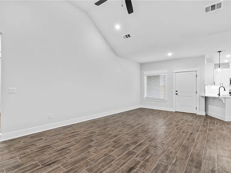 146 N Banner Ave — Photo 5