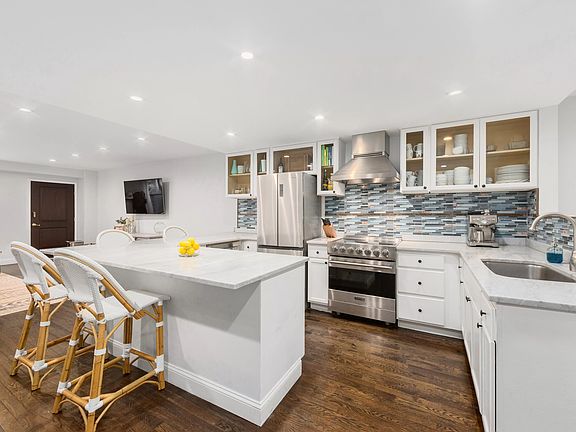 3rd image of 218 E 75th St #Townhouse