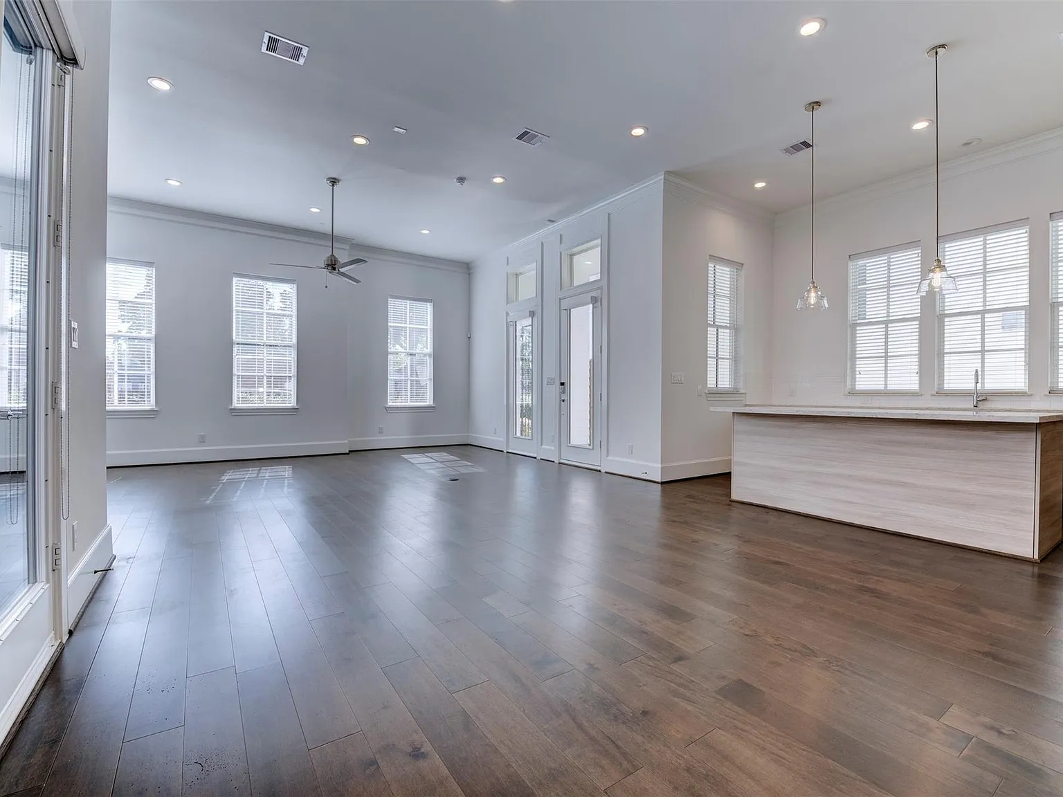 3 bed, 2.5 bath, 2490 sqft, $3,500 — Photo 4