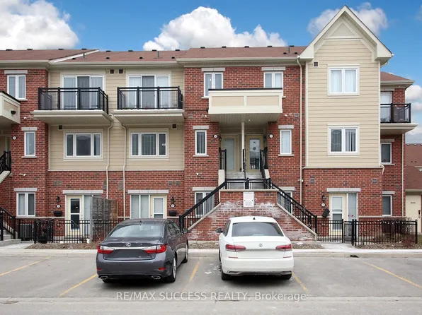 250 Sunny Meadow Blvd #320, Brampton, ON L6R 3Y7
