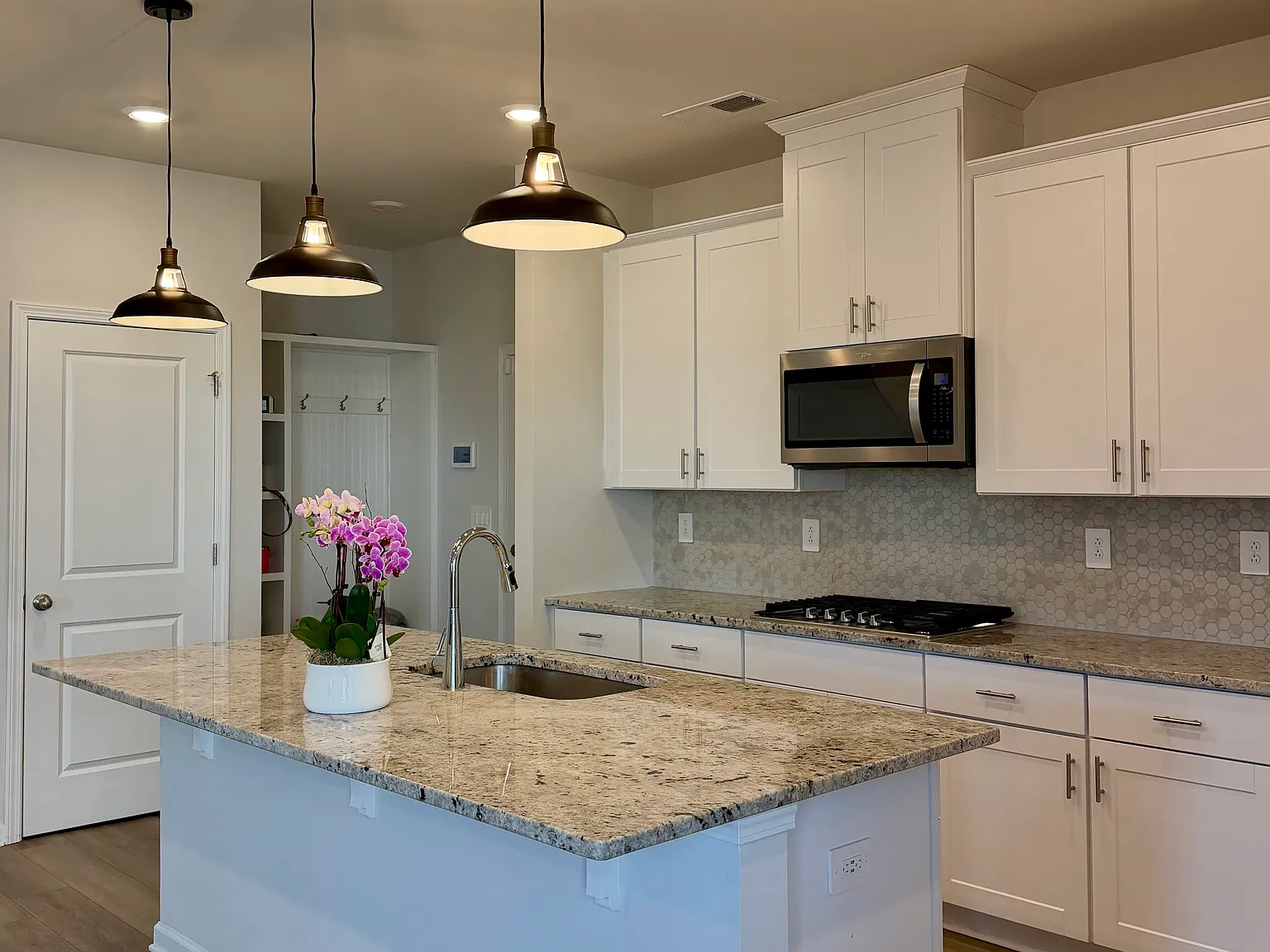 3 bed, 1903 sqft, $2,375 — Photo 4