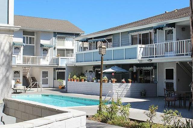 overlooks the pool