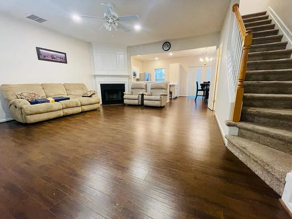 3 bed, 2.5 bath, 1370 sqft, $2,200 — Photo 3