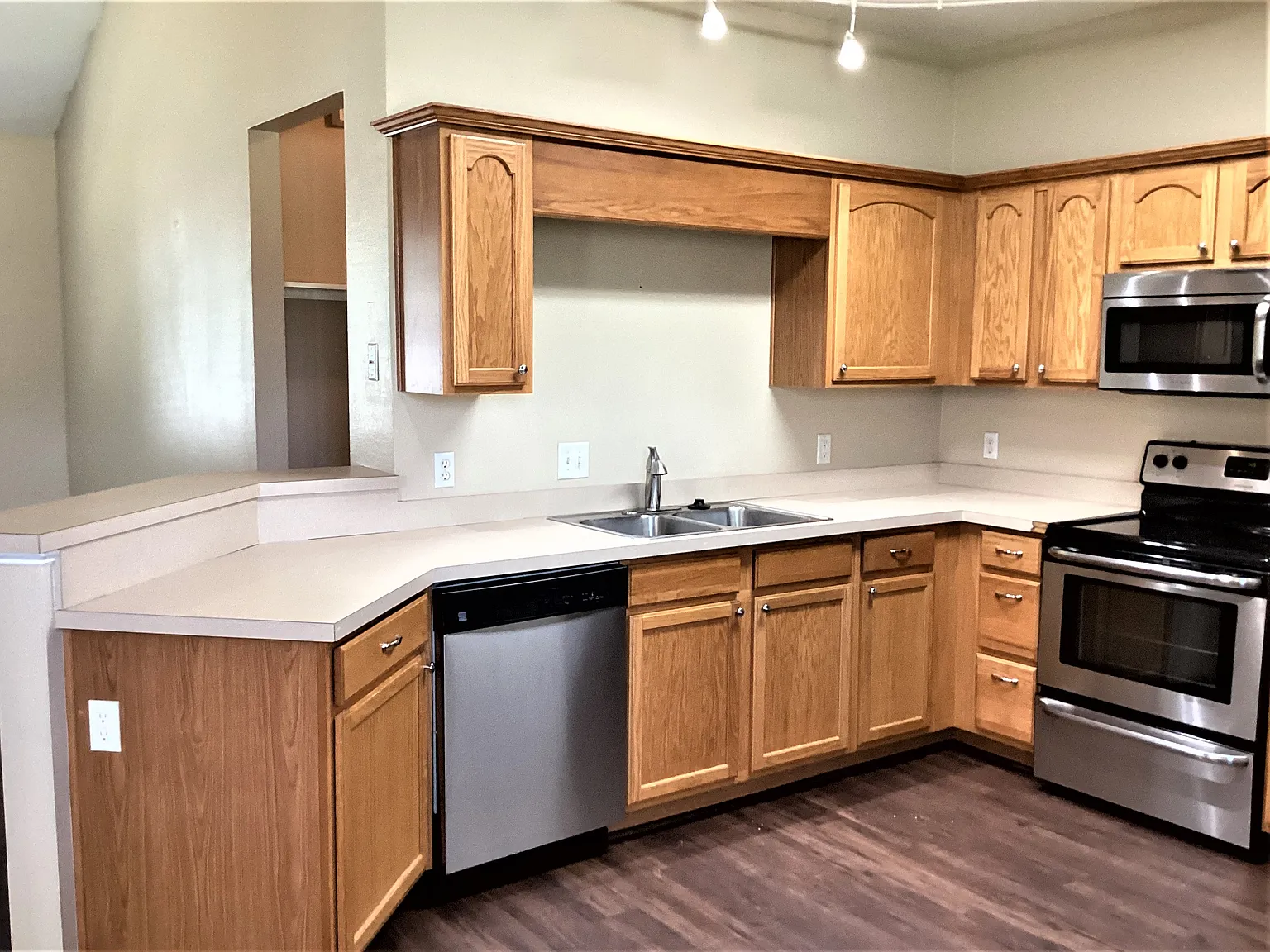 3 bed, 2.0 bath, 1614 sqft, $2,300 — Photo 3