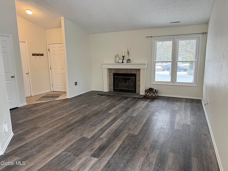5th image of 8 Schuyler Court
