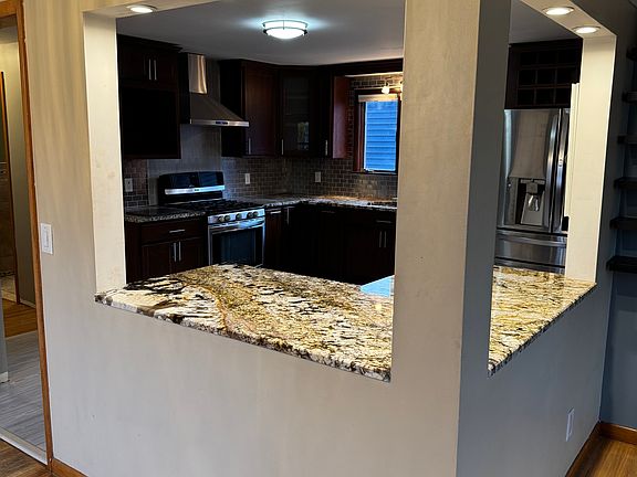 3rd image of 363 University Ave Floor 1