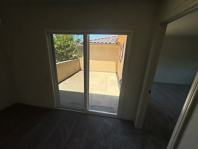 423 Village Ln — Photo 8
