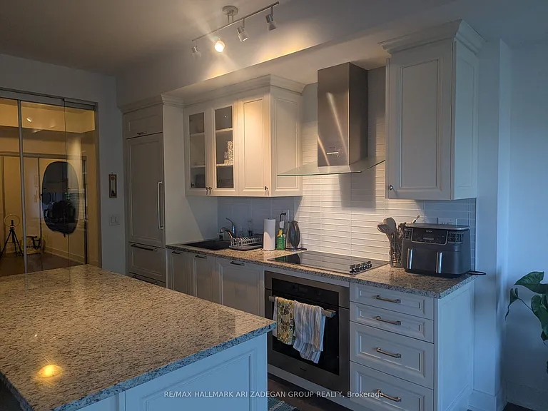 3018 Yonge St #514 — Photo 2