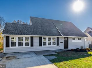 18 Viewpoint Ln, Levittown, PA 19054