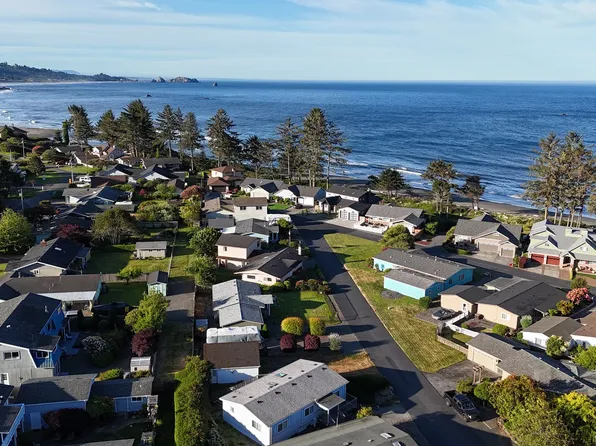 14721 Sandpiper Pl, Brookings, OR 97415