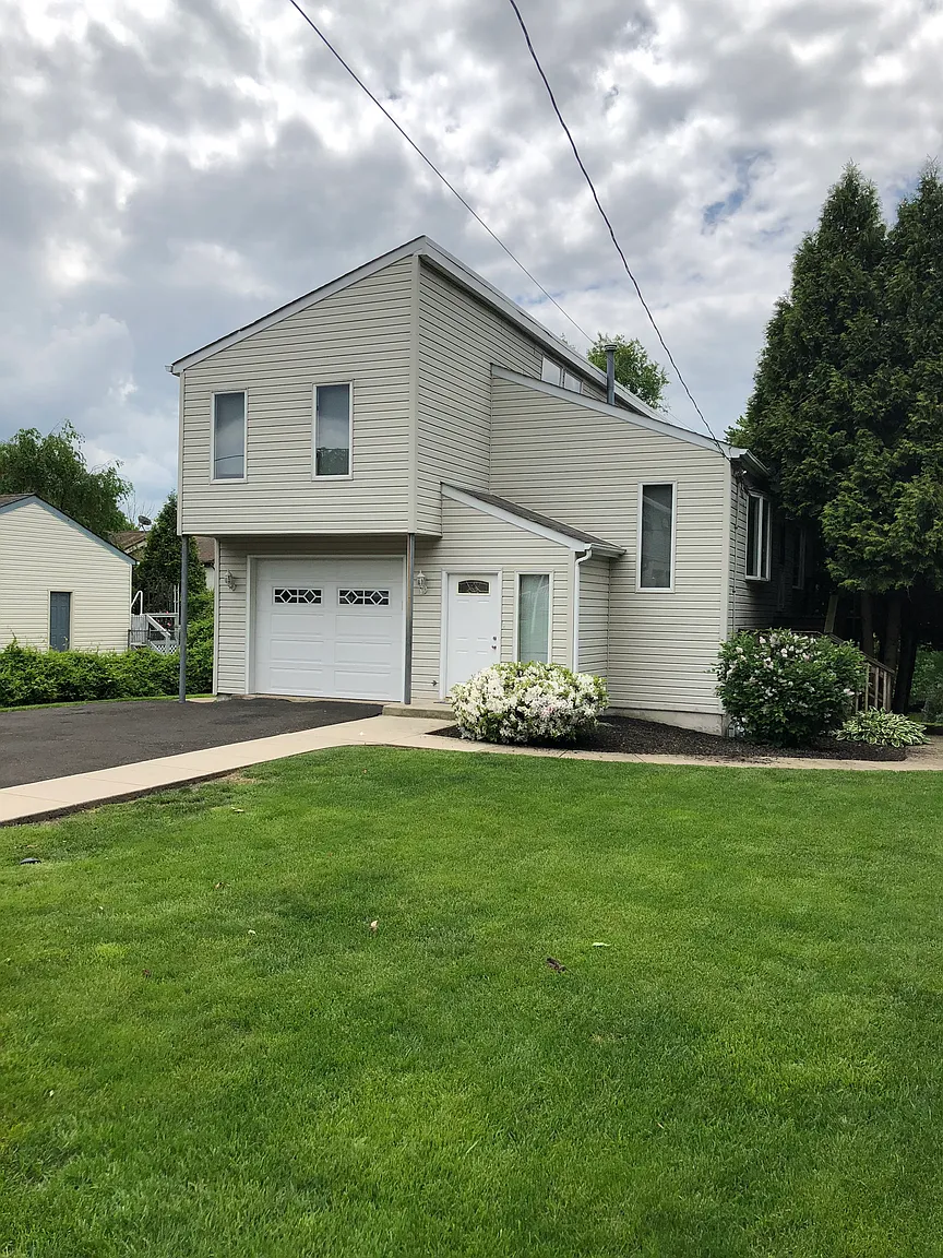 639 Rosewood Ave photo 1