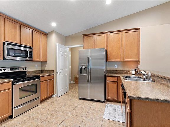 5th image of 546 S Aberdeenshire Dr
