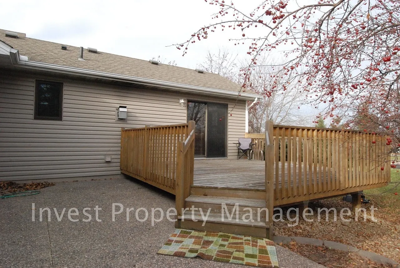 Spacious 3 bed/2.5 bath home nestled in beautiful Rogers, MN — Photo 1