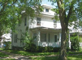 832 W 1st St, Waterloo, IA 50701