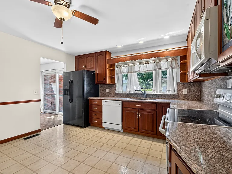 3145 Matlock Dr — Photo 3