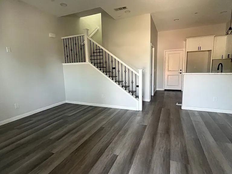 9223 Cypress Ave — Photo 2