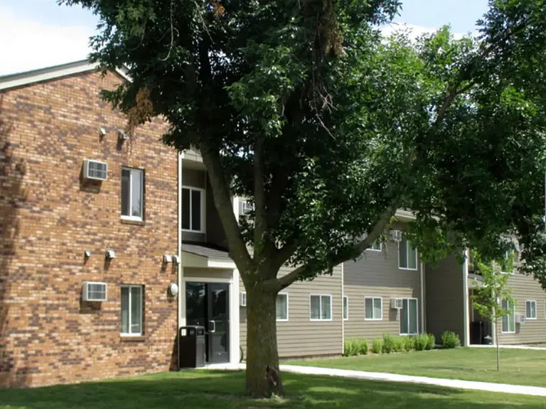 Nobles Square Apartments — Photo 1