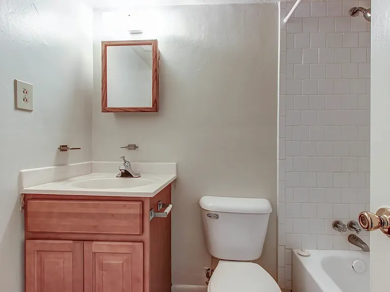 Harbor Inn Apartments — Photo 7