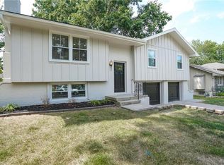 1310 SW Highland Dr, Lees Summit, MO 64081