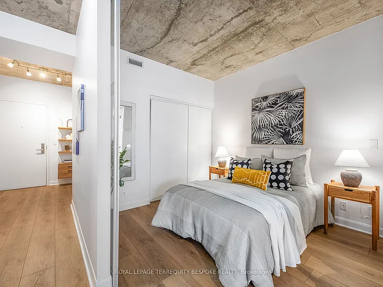 478 King St W #202 — Photo 17