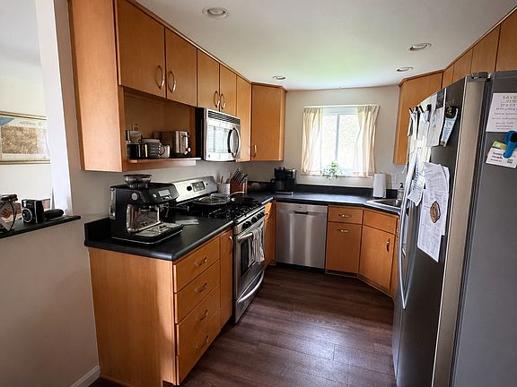 4th image of 1091 Roseanne Ave