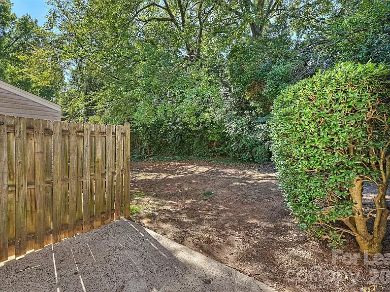 951 Hollywood St — Photo 10