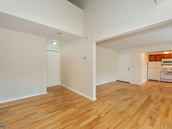 4th image of 548 Franklin Ave #1