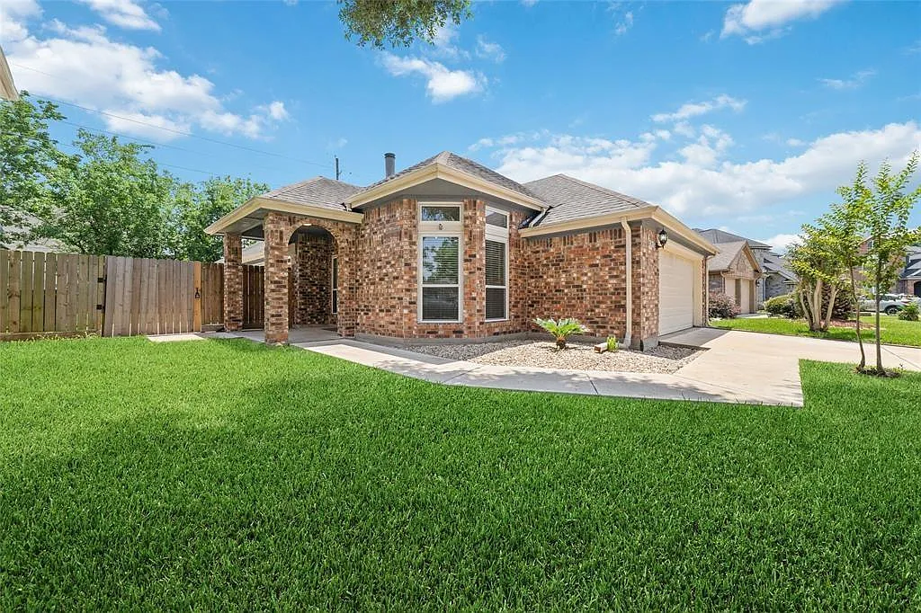 4 bed, 2.0 bath, 1721 sqft, $2,200 — Photo 2