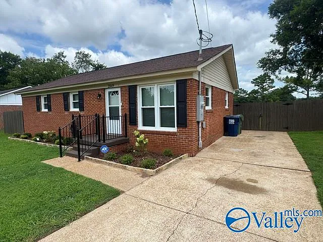 3 bed, 1.0 bath, 1025 sqft, $1,395 — Photo 3