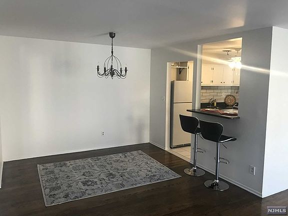 4th image of 396 Hoover Ave