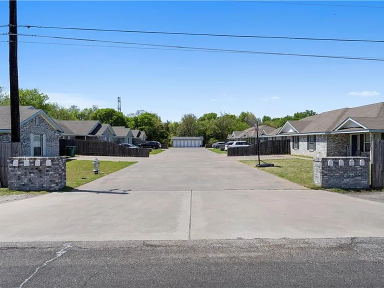860 N Lacy Dr — Photo 14