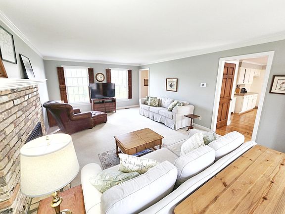 3rd image of 1093 W Walnut St