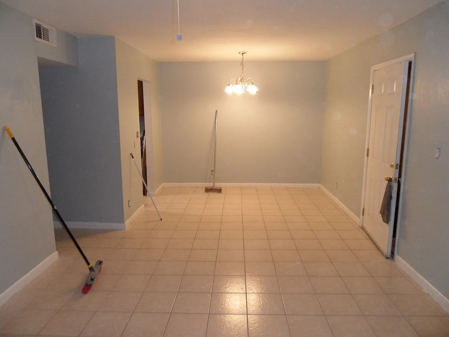 12 Month Lease, $1,750 deposit — Photo 1