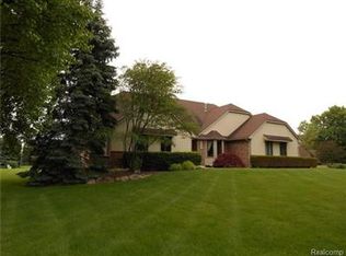 41399 Beacon Rd, Novi, MI 48375