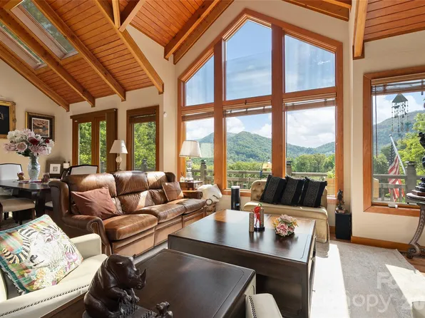 266 Hawks Crest Dr, Waynesville, NC 28786
